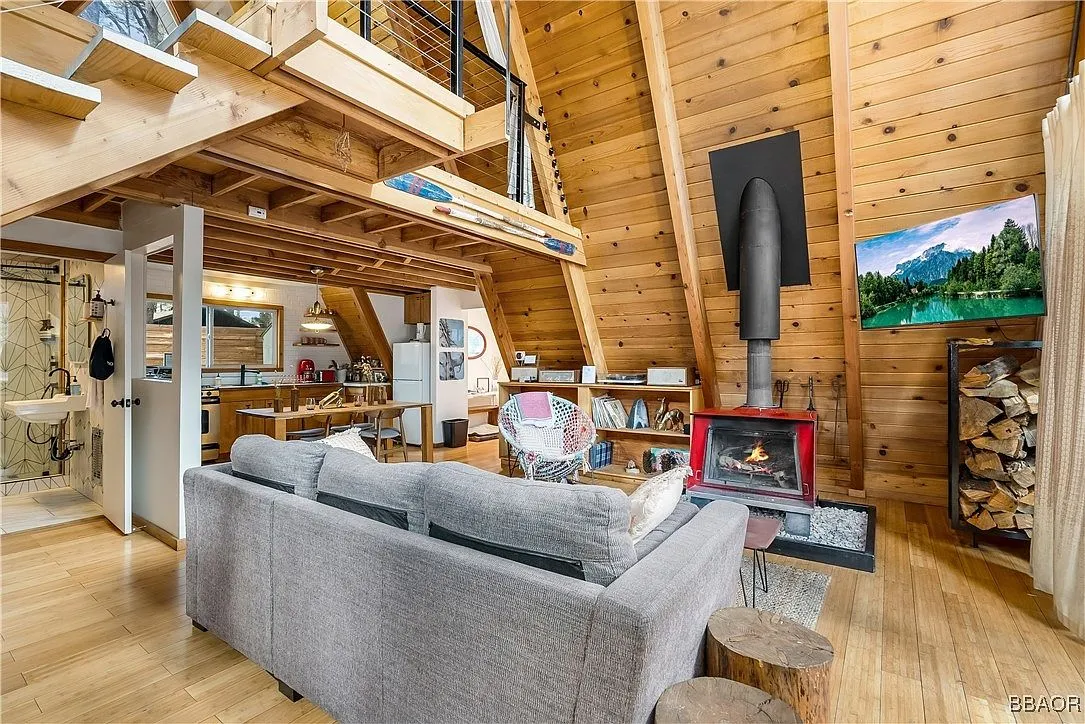 925 E Fairway Blvd, Big Bear City, CA 92314 - 5