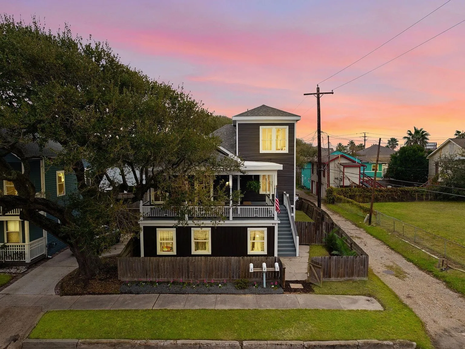 910 9th St, Galveston, TX 77550 - 5