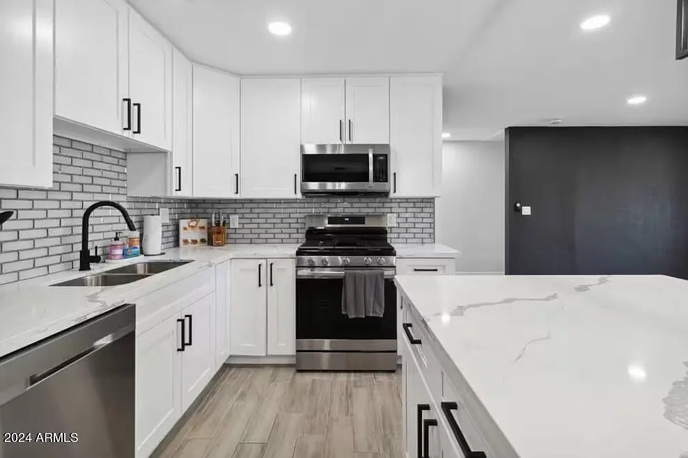 2401 N 37th St, Phoenix, AZ 85008 - 4