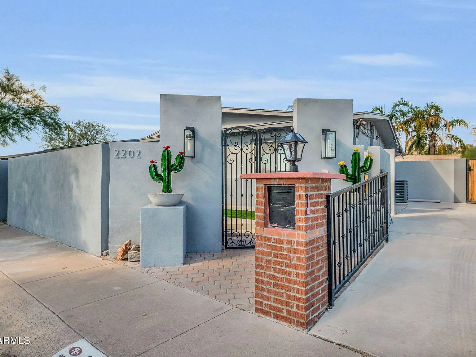 2202 E Lincoln Dr, Phoenix, AZ 85016 - 2