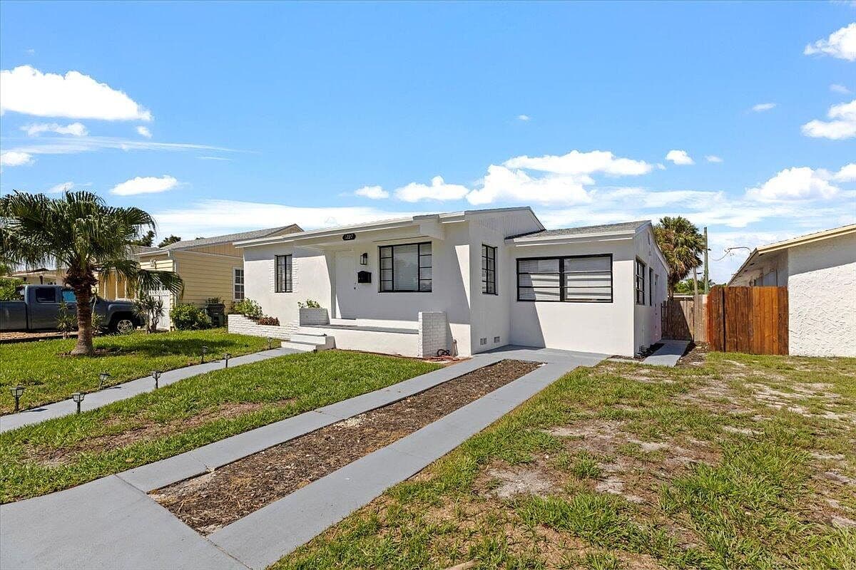 1227 N Ocean Breeze, Lake Worth, FL 33460 - 5