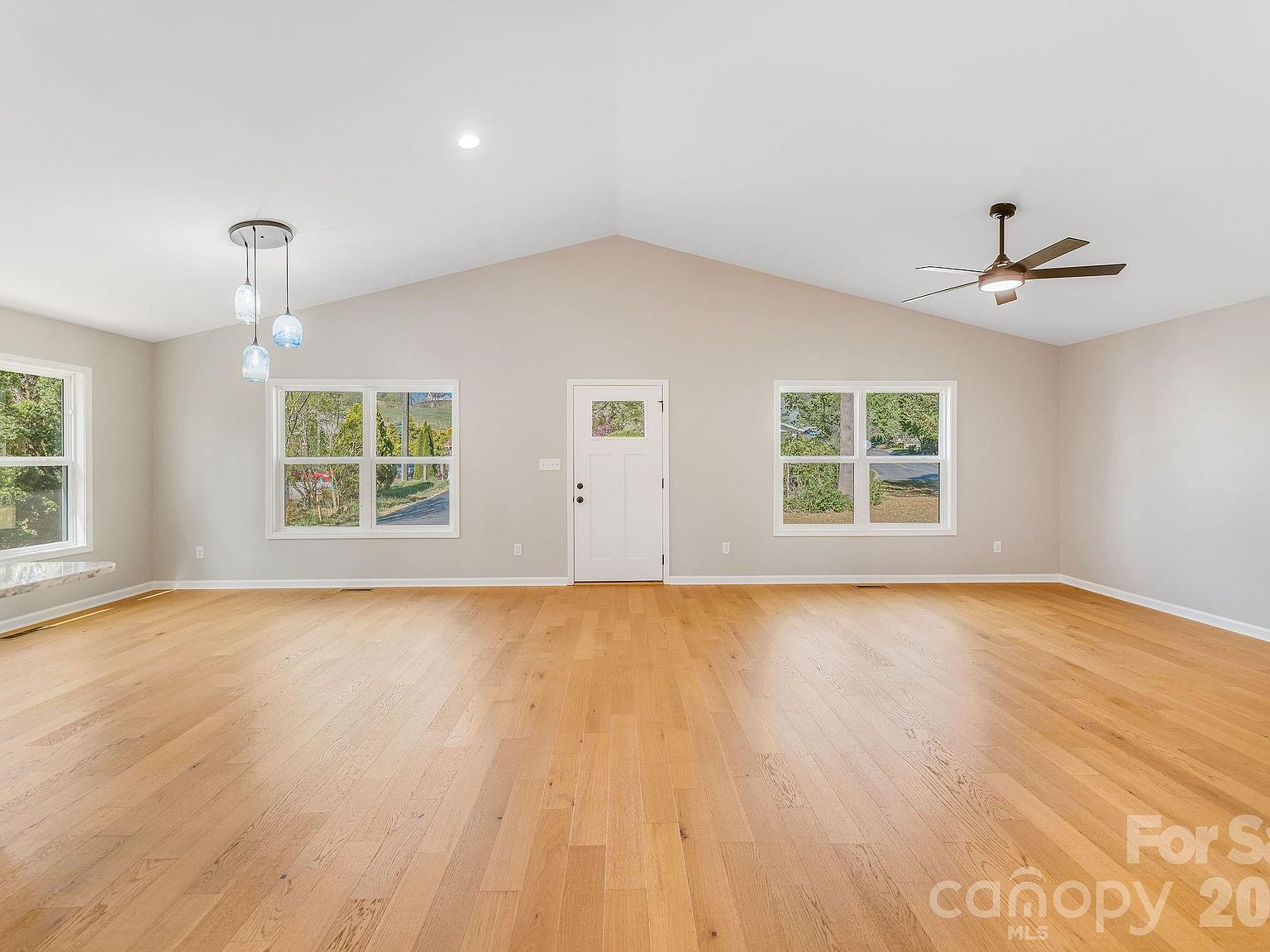 1182 Crabtree Rd, Waynesville, NC, 28786 - 3