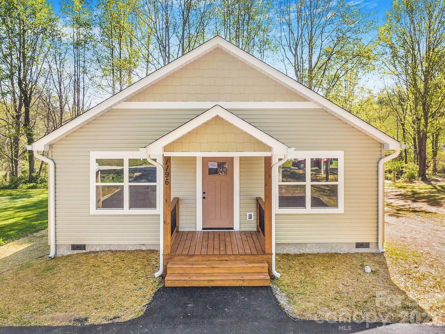 Short-term rental for sale at 1196 Crabtree Rd, Waynesville, NC, 28785