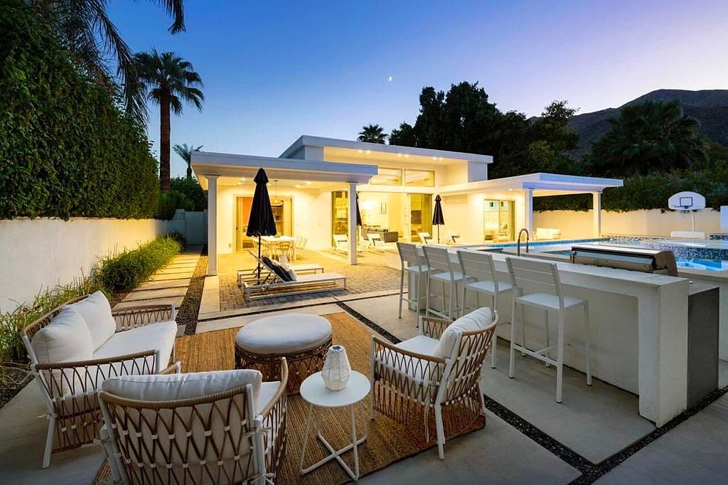 154 E Ocotillo Ave, Palm Springs, CA, 92264 - 3