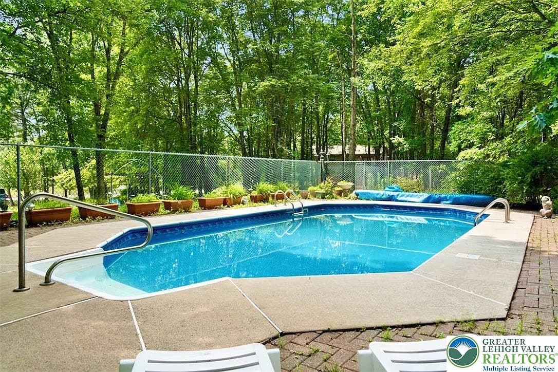 271 N Shore Dr, Albrightsville, PA, 18210 - 4