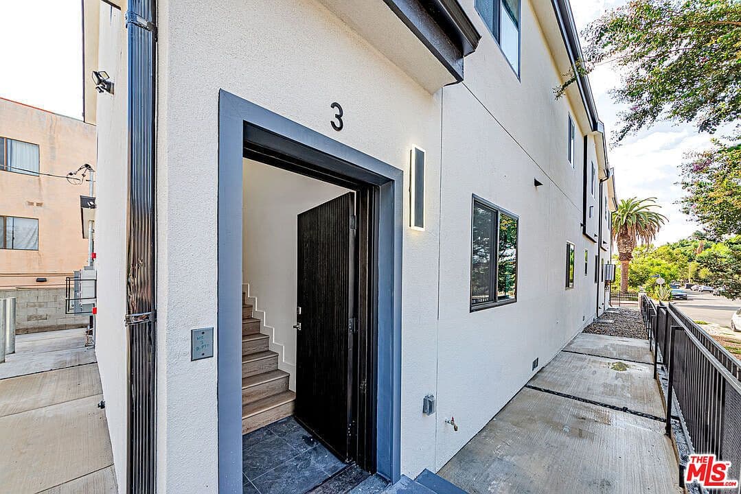 4627 Rosewood Ave, Los Angeles, CA, 90004 - 2