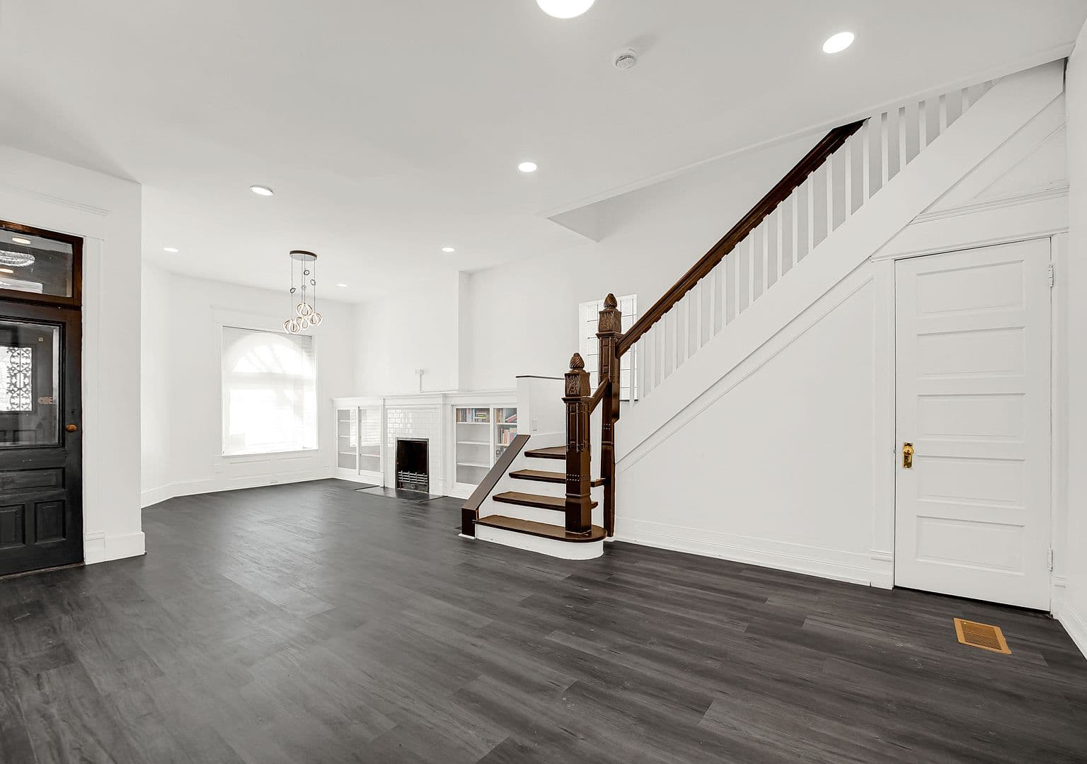 928 E 46th St, Chicago, IL, 60653 - 5