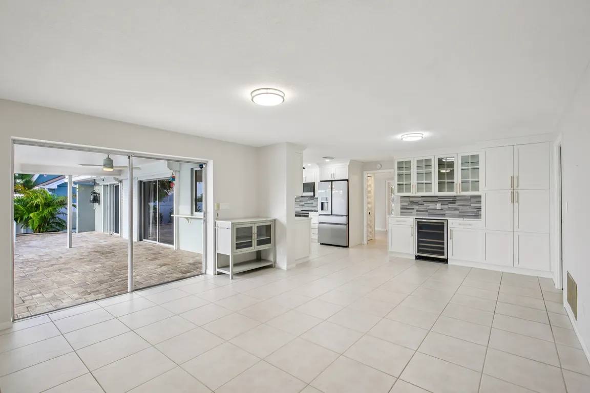 2180 Dolphin Blvd S, Saint Petersburg, FL 33707 - 3