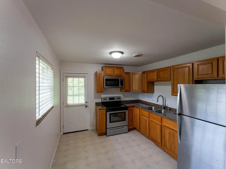 2182 Lakeview Rd, Lenoir City, TN 37772 - 3