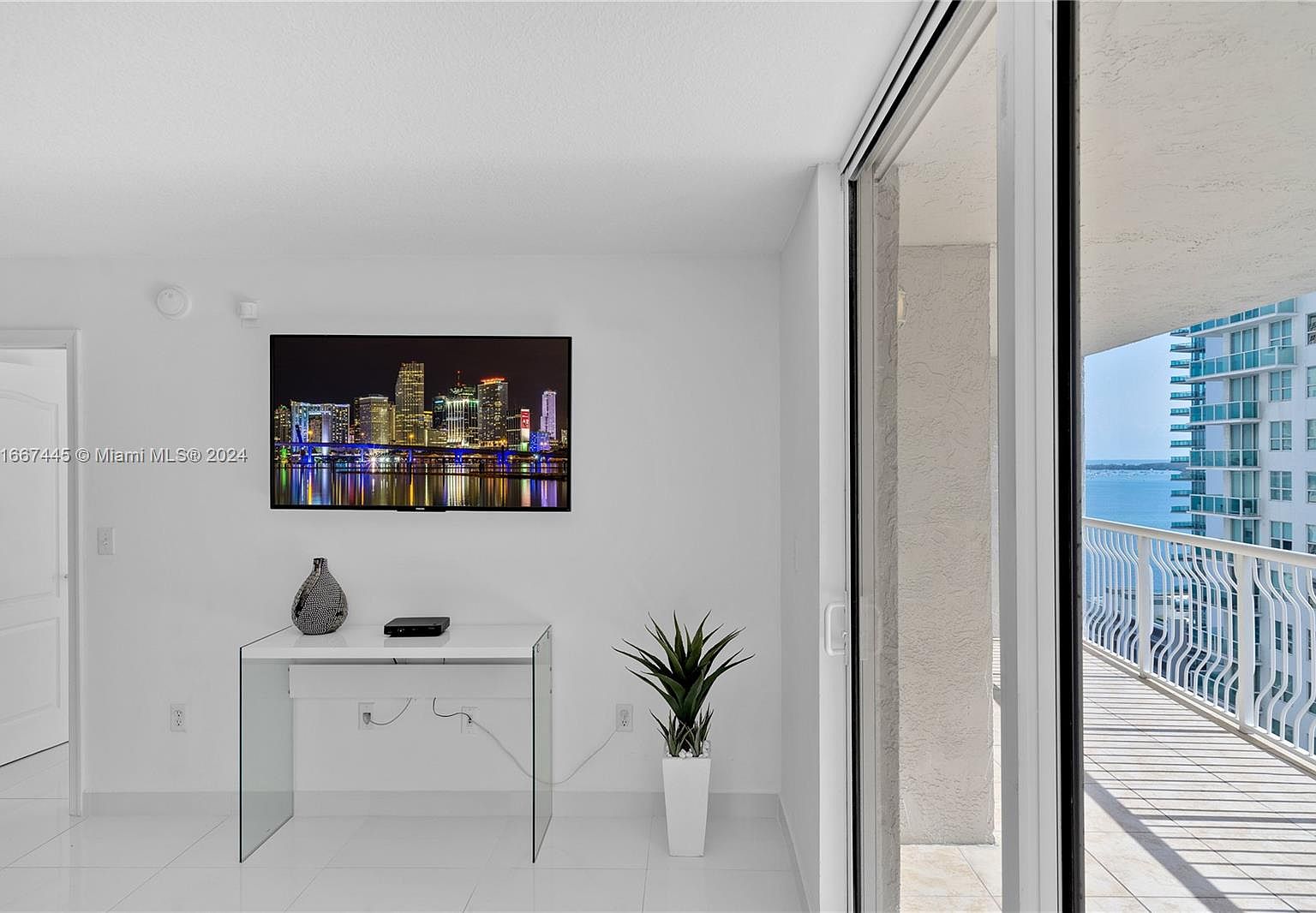 1200 Brickell Bay Dr APT 2017, Miami, FL 33131 - 4